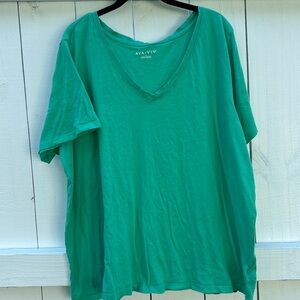 🚨 Free in a bundle! Kelly green women’s 2X Ava & Viv v-neck tee.